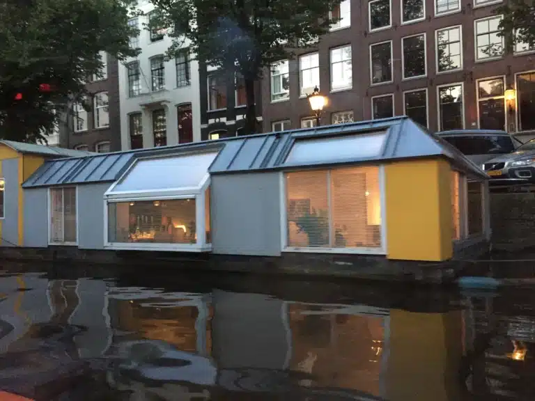 Hausboot auf Kanal in Amsterdam als Privatunterkunft