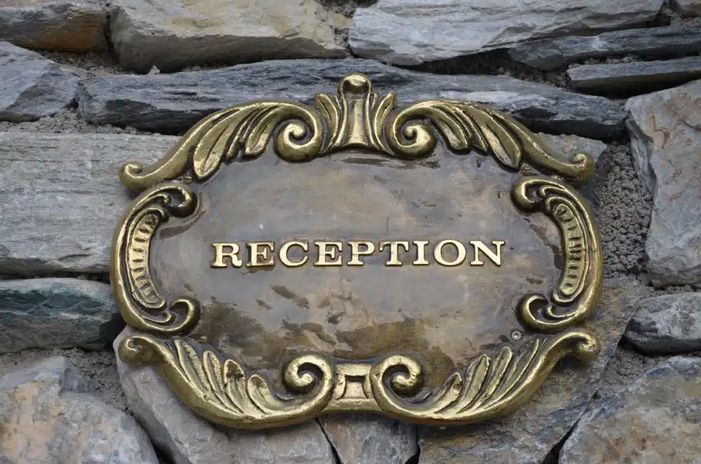 Schild eines Hotels mit der Aufschrift Reception