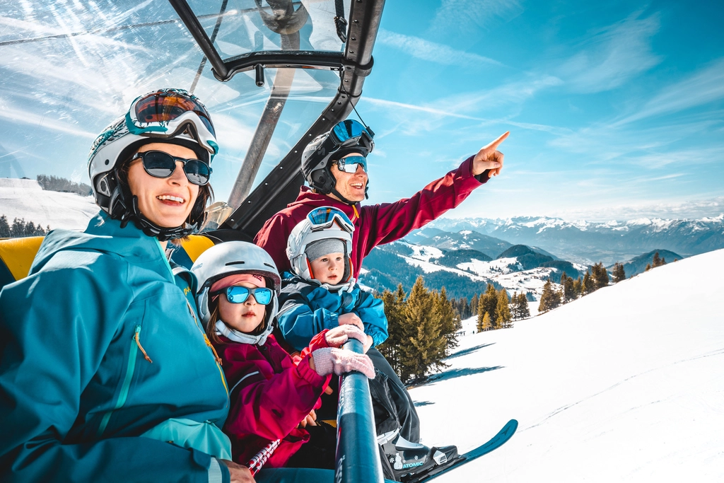Familie beim Winterurlaub in einem Skilift